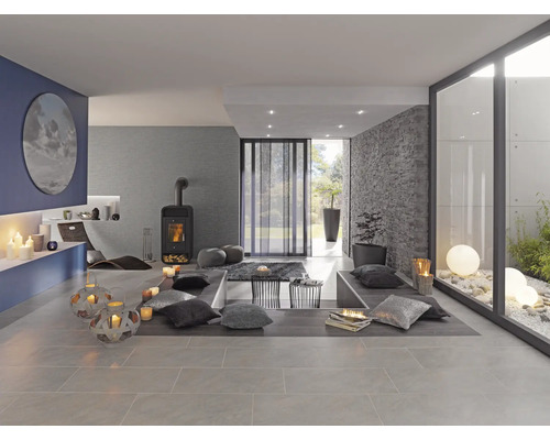 Vardagsrum i modern stil med öppen spis, kuddar och dekorativ belysning