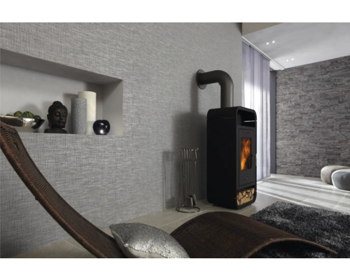 Vardagsrum med vedeldad kamin, vilstol och dekorativ väggdesign