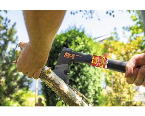 Person som hugger ved med en yxa från for_q.