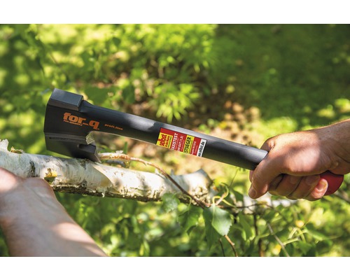 For-Q logotyp. Yxa som klyver ved.