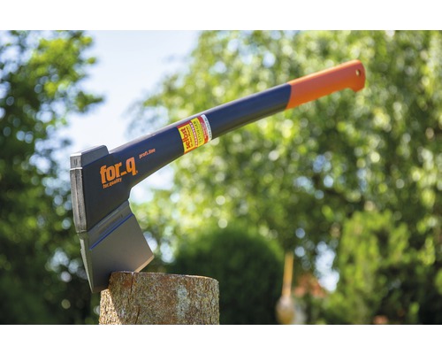 For-q klyvyxa på en trädstubbe