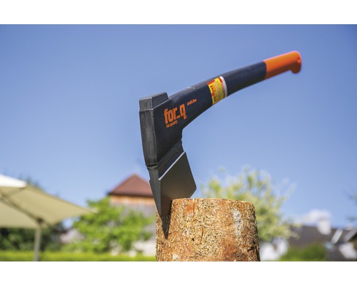 Yxa från For Q sitter fast i trädstammen.