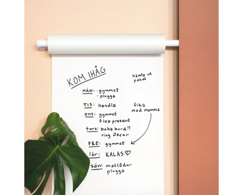 Väggrullehållare med pappersrulle och handskriven anteckning