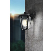 Vägglampa med glödlampa på en grå vägg