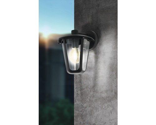 Vägglampa med glödlampa på en grå vägg