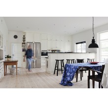 Ljust kök med matbord, stolar, pentry och kylskåp