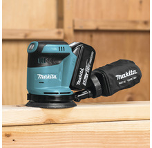 Makita batteridriven excenterslipmaskin på träyta