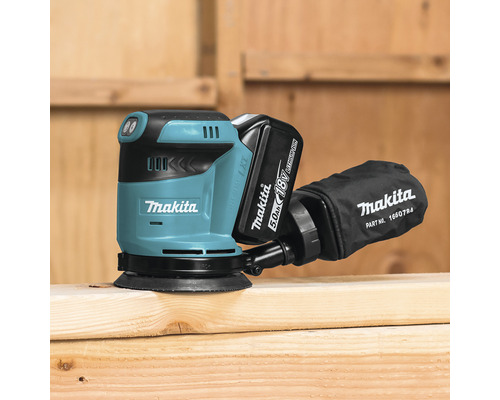 Makita batteridriven excenterslipmaskin på träyta