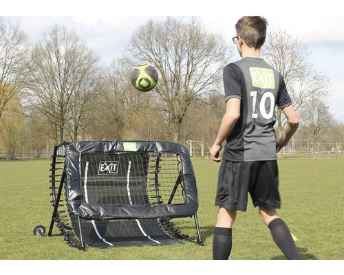 En ungdom tränar fotboll med en EXIT fotbollsretur.