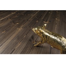 Installation av träplankor med gyllene dekorativ figur
