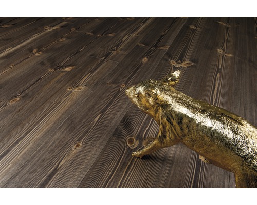 Trägolv med träutseende och gyllene djurfigur