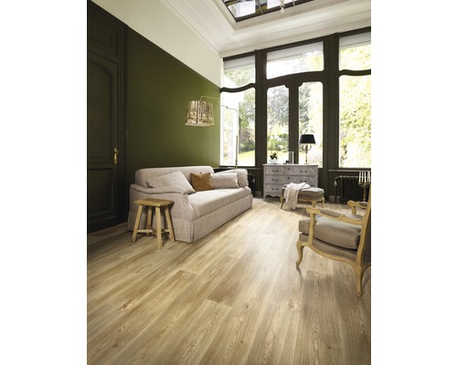 Ljust vardagsrum med soffa, fåtölj och trägolv