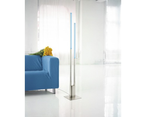 Golvlampa i metall med två ljusstavar i ett ljust rum