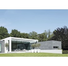 Modernt hus med glasfasad, terrass och trädgård