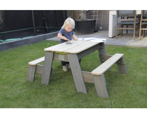 Barnmöbelset i trädgården med bord och bänkar
