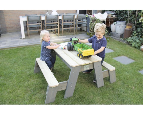 Sittgrupp för barn i trä i trädgården med två barn