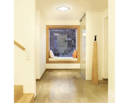 Hall med kvadratisk taklampa, fönsterbräda och trädetaljer