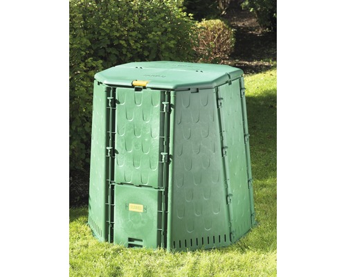 Kompostbehållare av plast i trädgården