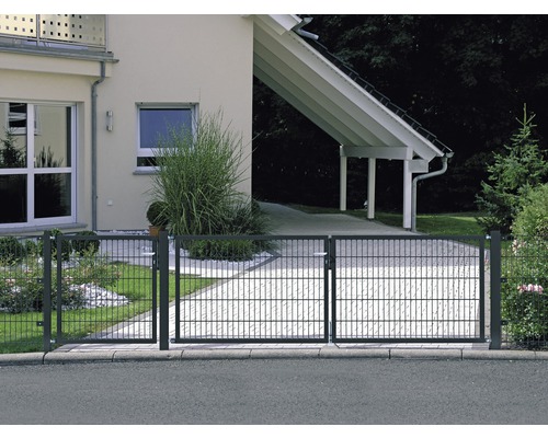 Dubbelgrind i metall med trådnät framför ett hus