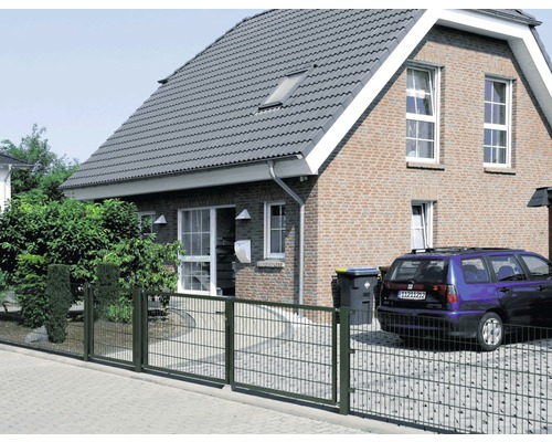 Dubbeltrådsstängsel framför ett bostadshus