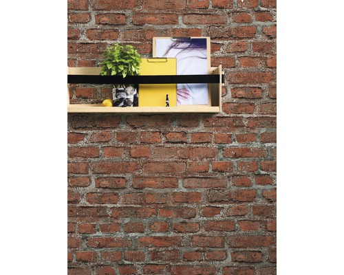 Hylla med dekoration mot en tegelvägg