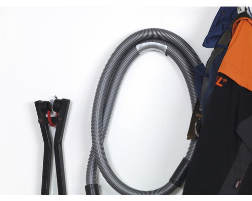 Förvaring av verktyg och dammsugarslang på en vägg