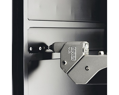 Blindnittång som används på ett arbetsstycke