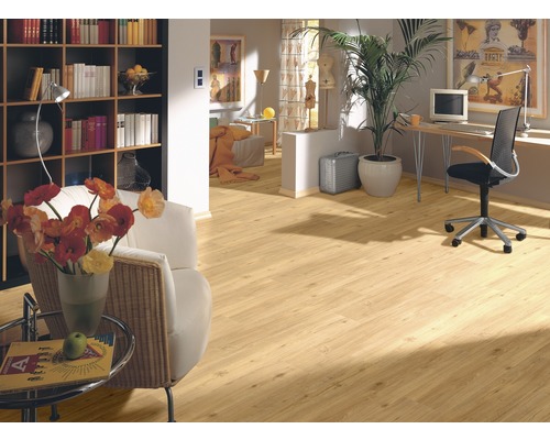 Ljust vardagsrum med laminatgolv, bokhylla och skrivbord