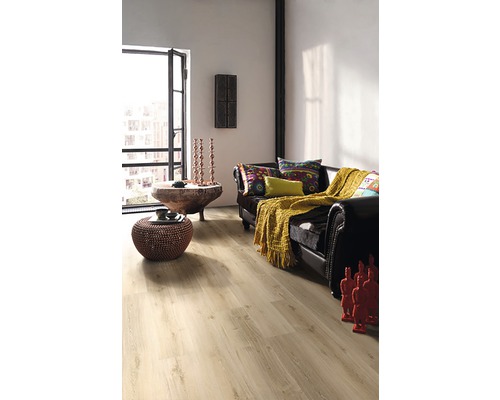 Vardagsrum med trägolv, soffa, bord och dekorationer för en mysig atmosfär