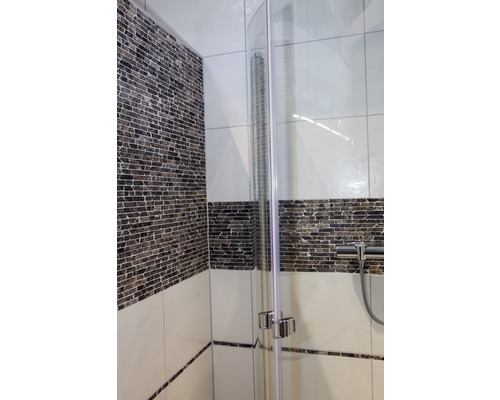 Detalj av en duschkabin med glasvägg och kakel i badrummet