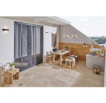 Uteplats med insektsreducerande skjutdörr, bordgrupp och pizzaugn