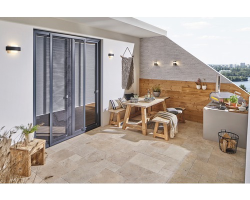 Uteplats med insektsreducerande skjutdörr, bordgrupp och pizzaugn