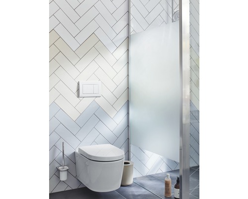 Modernt badrum med vägghängd toalett, betjäningsplatta och dusch med glasskjutdörr