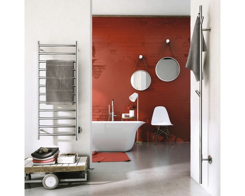 Badrum med badkar, handdukstork, handdukar, speglar och stol