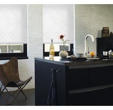 Ljust kök med fönsterrullgardiner och köksö