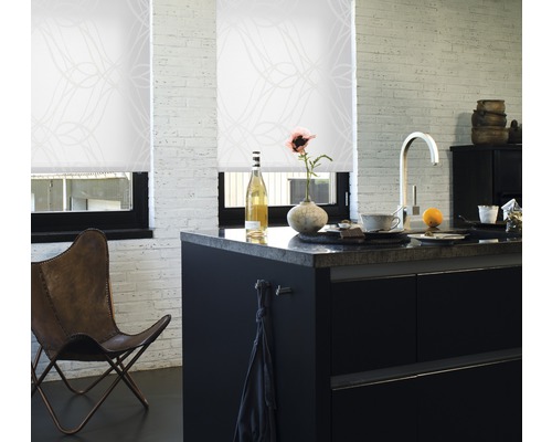 Ljust kök med fönsterrullgardiner och köksö