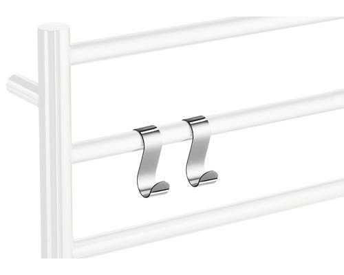 Två metallhandduk krokar på en handdukstork