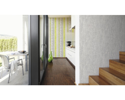 Ljus interiör med terrass, mönstrad tapet och trätrappa