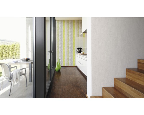 Ljus interiör med terrass, kök och trätrappa