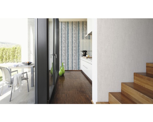 Ljust vardagsrum med tillgång till terrass, kök och trappa