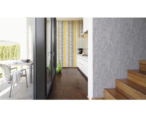 Ljust rum med tapet, golv och trappa av trä