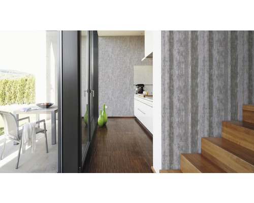 Ljust vardagsrum med grå tapeter, trappor, kök och tillgång till terrassen