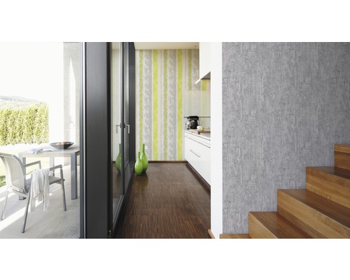 Interiör med terrass, kök och trappa med mönstrad tapet