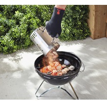 Grilltändare hälls i en klotgrill