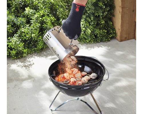 Grilltändare hälls i en klotgrill