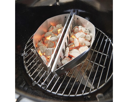 Grillkolhållare med glödande kol i grillen