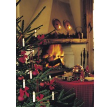 Julscen med gran, julgransdekorationer, ljus och öppen spis för en mysig atmosfär