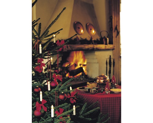 Julscen med gran, julgransdekorationer, ljus och öppen spis för en mysig atmosfär