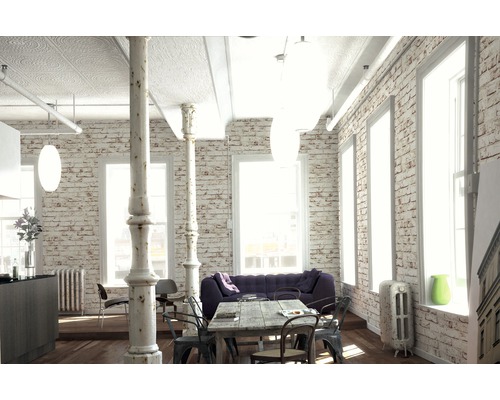 Ljust vardagsrum med tegelväggar, trägolv och rustikt träbord