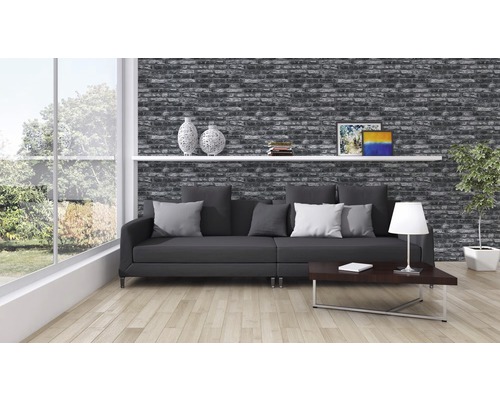 Vardagsrum med tegelväggstapet, soffa, bord och dekoration för en mysig atmosfär.